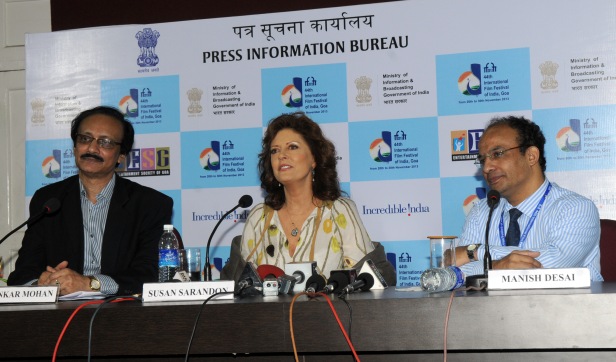 Hollywood Actress Susan Sarandon addressing a Press Conference, at the 44th International Film Festival of India (IFFI-2013), in Panaji, Goa on November 21, 2013.  The Director, International Film Festival of India (IFFI), Shri Shankar Mohan and the Director (M&C), PIB, Mumbai, Manish Desai are also seen.