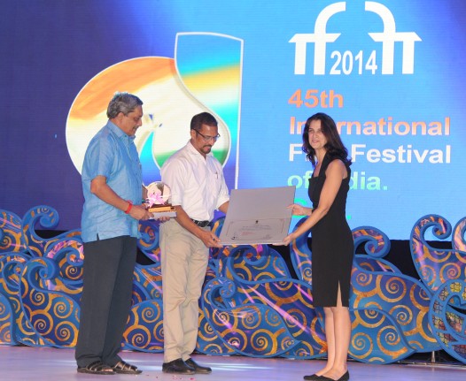 The Union Minister for Defence, Manohar Parrikar and Actor Nana Patekar presenting the Best Actor (Female) to Ms. Sarit Larry from Israel for the movie The Kindergarten Teacher, at the closing ceremony of the 45th IFFI.